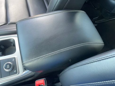 Used 2023 Ford Explorer XLT w/ Equipment Group 202A AWD/4WD image 39