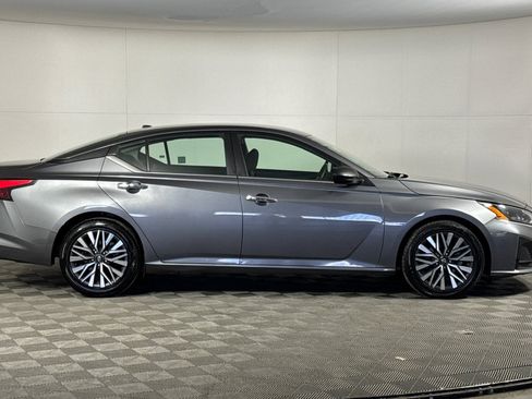 Used 2024 Nissan Altima 2.5 SV FWD image 2