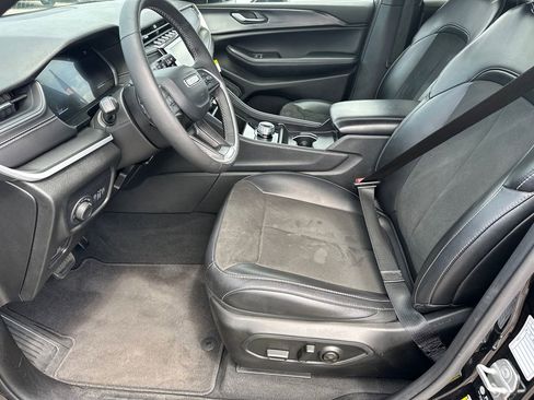 Used 2025 Jeep Grand Cherokee Altitude image 9