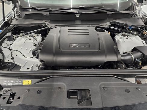 Used 2025 Land Rover Discovery S image 13