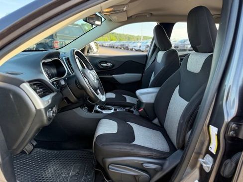 Used 2014 Jeep Cherokee Latitude w/ Cold Weather Group FWD image 12