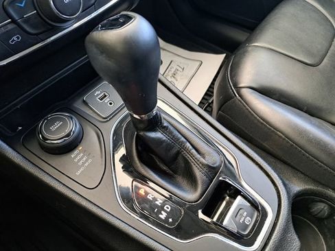 Used 2021 Jeep Cherokee Latitude Plus AWD/4WD image 14