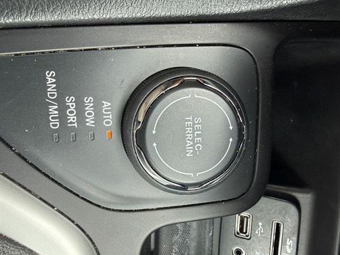 Used 2016 Jeep Cherokee Limited AWD/4WD image 17