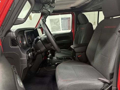 Used 2025 Jeep Wrangler Unlimited Rubicon w/ Convenience Group AWD/4WD image 19
