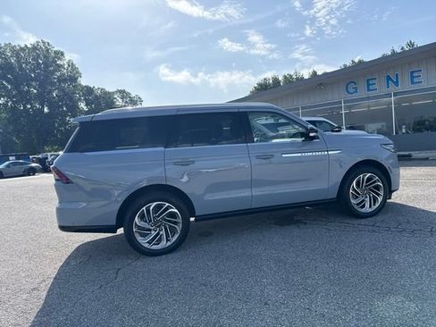 Used 2025 Lincoln Navigator Reserve AWD/4WD image 18