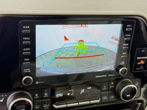 Used 2021 Toyota Highlander XLE AWD/4WD image 5