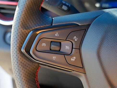 Certified 2025 Chevrolet Trax RS w/ Sunroof Package image 12