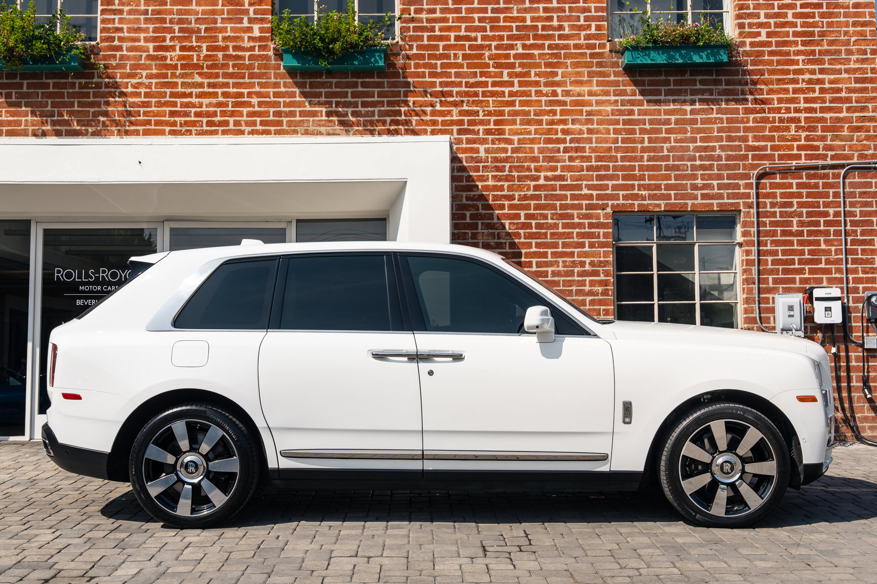 Used 2023 Rolls-Royce Cullinan w/ Technology Package AWD/4WD image 3