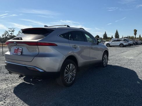 Used 2021 Toyota Venza XLE AWD/4WD image 3
