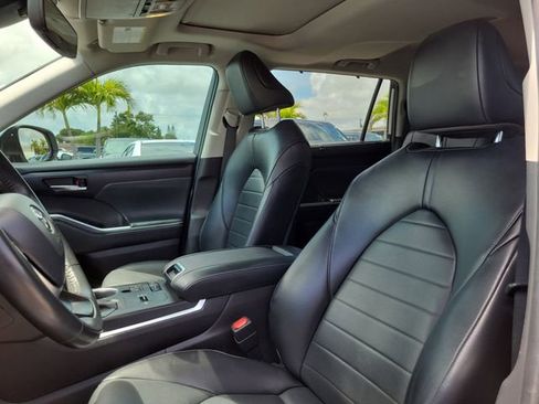 Used 2022 Toyota Highlander XLE FWD image 21