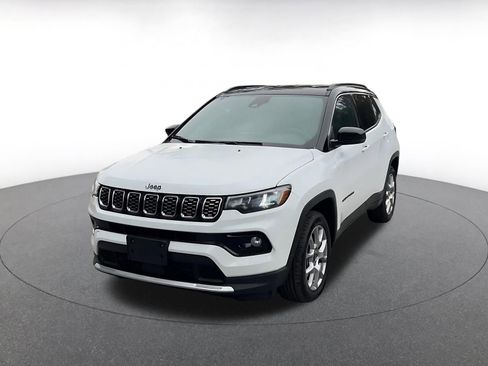 Used 2025 Jeep Compass Limited image 7