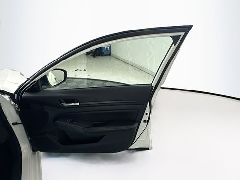 Used 2025 Nissan Altima 2.5 SV image 30