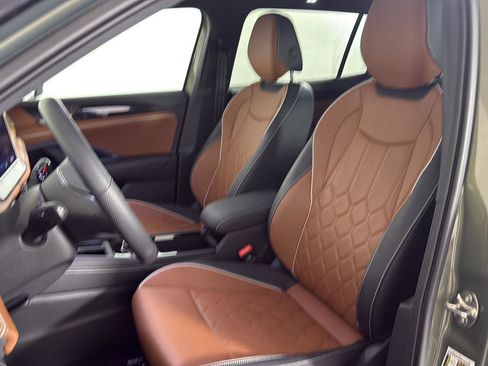 Certified 2025 Volkswagen Tiguan SEL R-Line AWD/4WD image 9