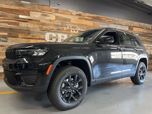 New 2025 Jeep Grand Cherokee Altitude image 14