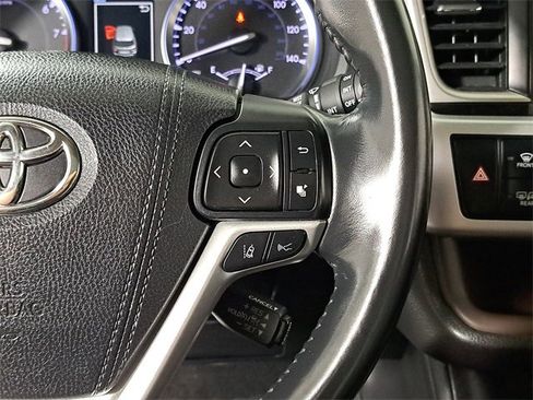 Used 2017 Toyota Highlander XLE w/ Carpet Mat Package image 27