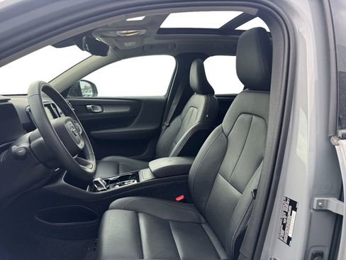 Certified 2025 Volvo XC40 B5 Plus image 6