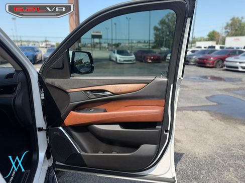 Used 2019 Cadillac Escalade Luxury AWD/4WD image 21