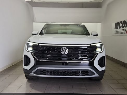 Certified 2025 Volkswagen Atlas Cross Sport SE image 3