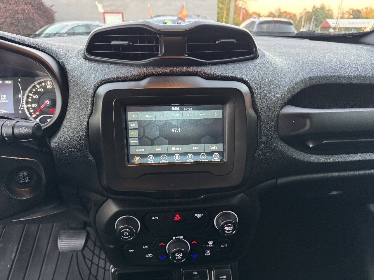 Used 2018 Jeep Renegade Latitude FWD image 25