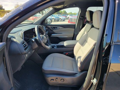 Used 2025 Chevrolet Traverse LT image 11