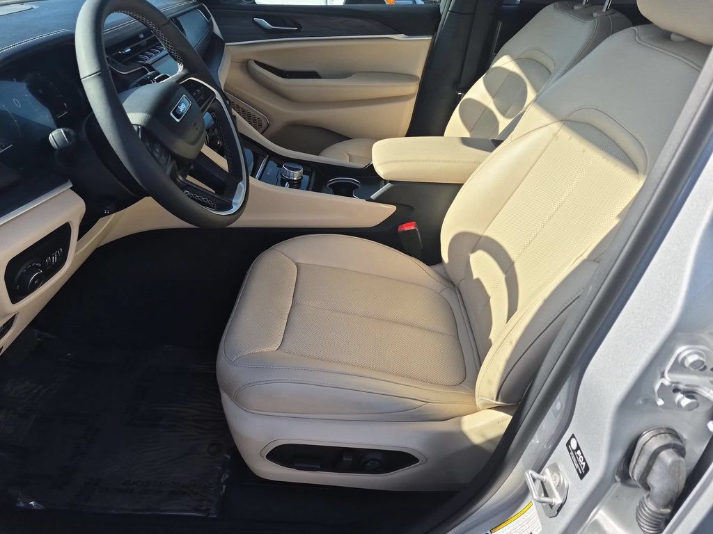 Certified 2025 Jeep Grand Cherokee Limited w/ Luxury Tech Group II AWD/4WD image 12
