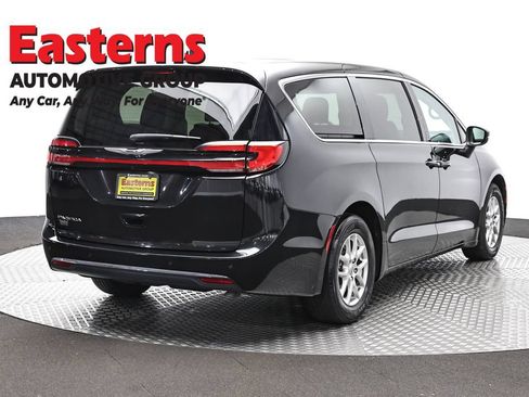 Used 2023 Chrysler Pacifica Touring-L FWD image 5