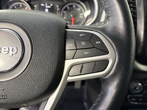 Used 2018 Jeep Cherokee Latitude Plus w/ Cold Weather Group AWD/4WD image 12