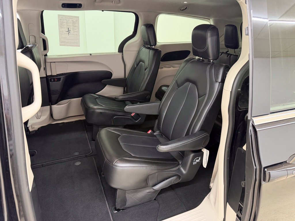 Used 2024 Chrysler Pacifica Touring-L FWD image 17