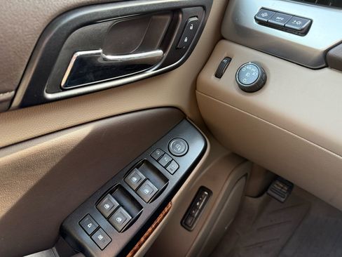 Used 2019 Chevrolet Suburban Premier image 17