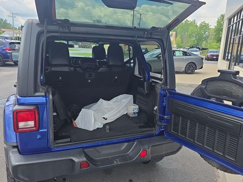 Used 2018 Jeep Wrangler Unlimited Sahara w/ Cold Weather Group AWD/4WD image 8