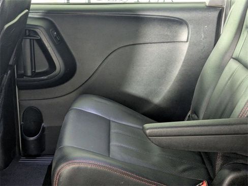 Used 2016 Dodge Grand Caravan R/T image 27