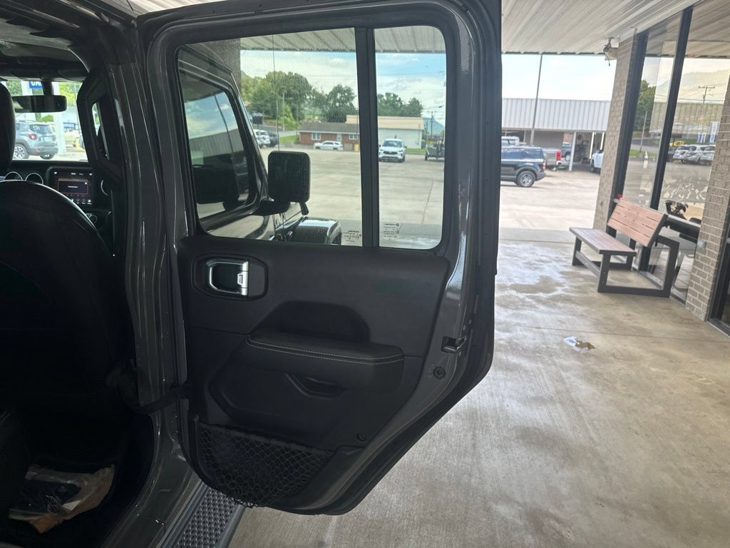 Used 2021 Jeep Gladiator Overland AWD/4WD image 19