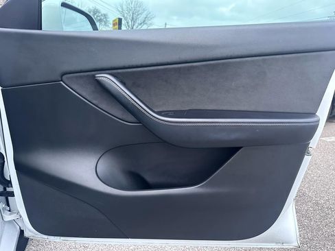 Used 2022 Tesla Model Y Long Range image 25