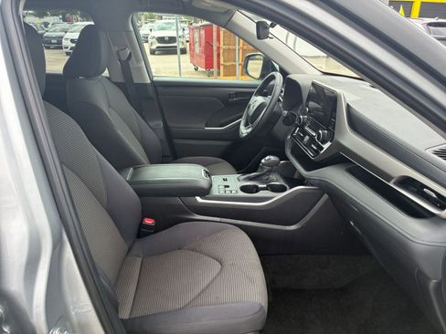 Used 2025 Toyota Highlander LE FWD image 33