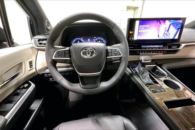 Used 2026 Toyota Sienna Limited AWD/4WD image 6