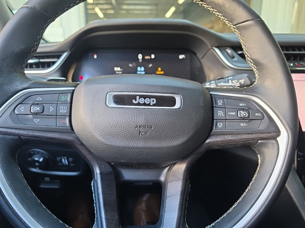 Used 2022 Jeep Grand Cherokee L Limited w/ Black Appearance Package AWD/4WD image 5