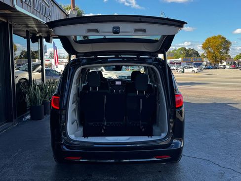 Used 2024 Chrysler Voyager LX FWD image 7