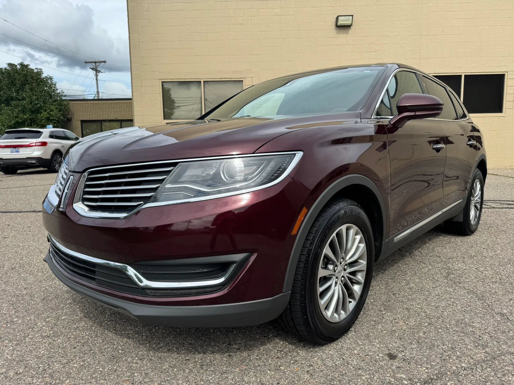 Used 2017 Lincoln MKX Select w/ Select Plus Package AWD/4WD image 3