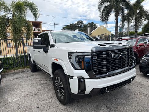 Used 2024 GMC Sierra 2500 Denali Ultimate AWD/4WD image 3
