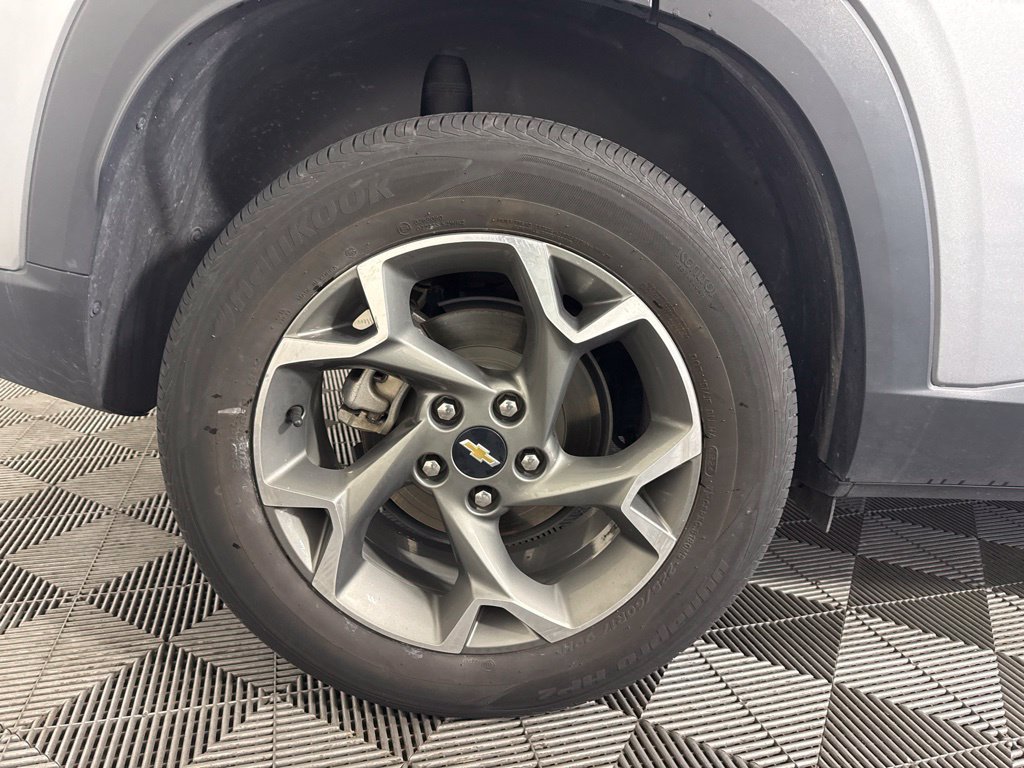 Used 2025 Chevrolet Trax LT FWD image 13
