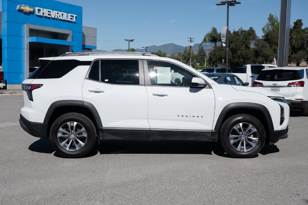 Used 2025 Chevrolet Equinox LT w/ Convenience Package II FWD image 3