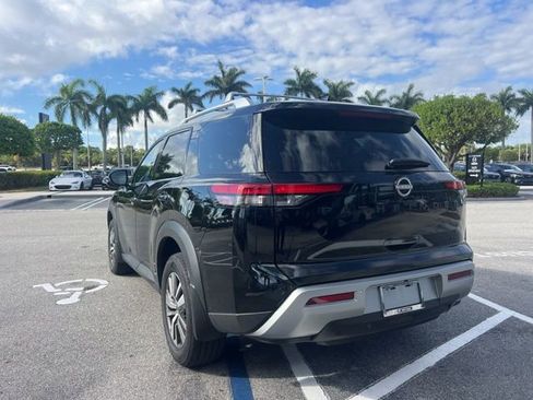 Used 2025 Nissan Pathfinder SL w/ Black Appearance Package image 16