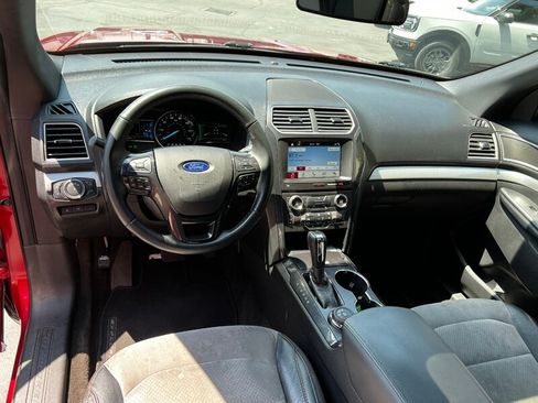 Used 2017 Ford Explorer XLT w/ Equipment Group 202A AWD/4WD image 25