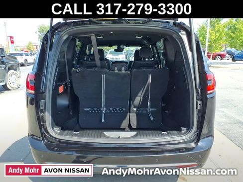 Used 2025 Chrysler Pacifica Select FWD image 11