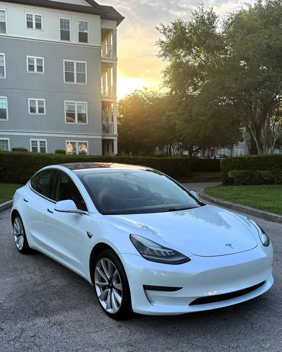 Used 2018 Tesla Model 3 Mid Range RWD image 2