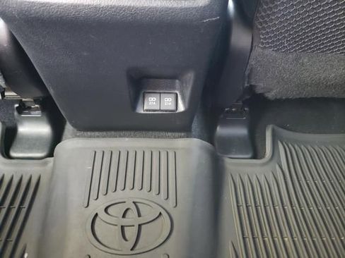 Used 2020 Toyota 4Runner SR5 AWD/4WD image 13