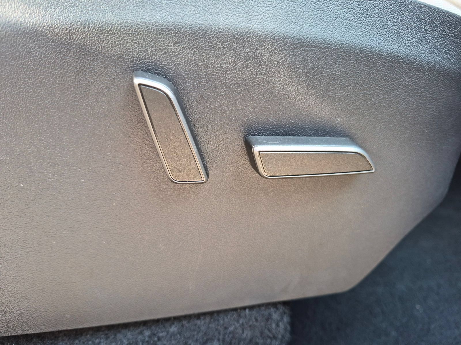 Used 2025 Tesla Model Y Long Range RWD image 38