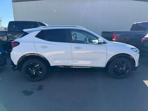 Used 2024 Buick Encore GX Sport Touring image 2