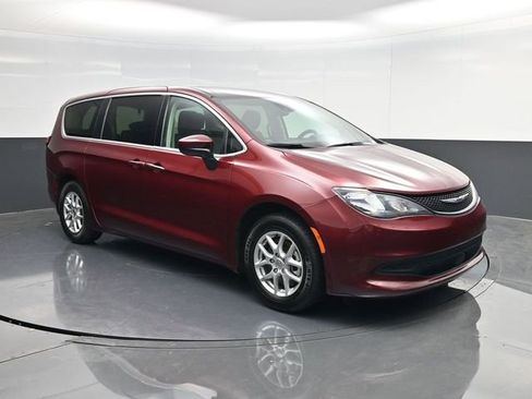 Used 2023 Chrysler Voyager LX FWD image 1