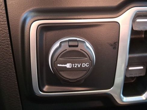 Used 2022 Jeep Wrangler Unlimited Sahara AWD/4WD image 24